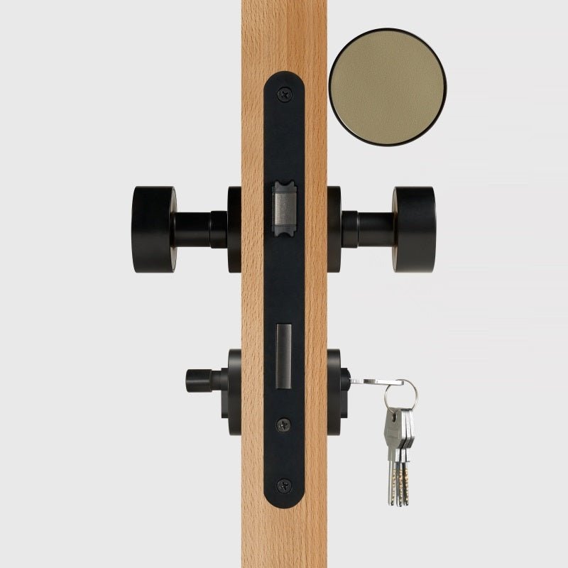 FERN Massief messing en lederen deurknop – Mat zwart 38 FERN Massief messing en lederen deurknop – Mat zwart