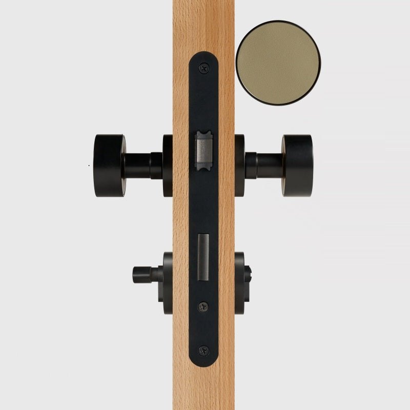 FERN Massief messing en lederen deurknop – Mat zwart 37 FERN Massief messing en lederen deurknop – Mat zwart