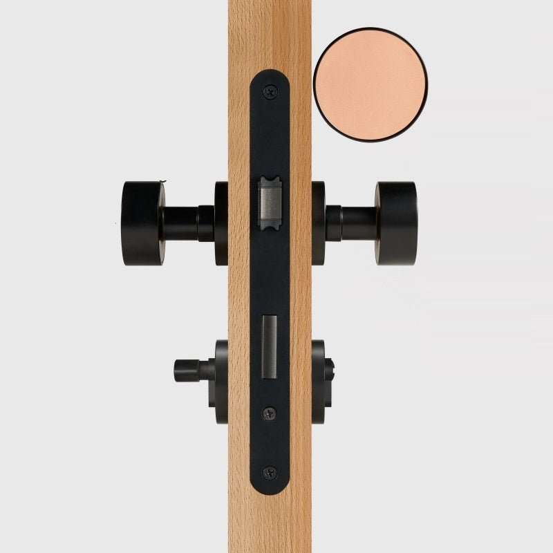 FERN Massief messing en lederen deurknop – Mat zwart 26 FERN Massief messing en lederen deurknop – Mat zwart