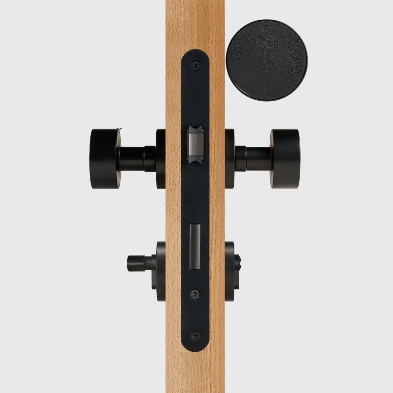 FERN Massief messing en lederen deurknop – Mat zwart 55 FERN Massief messing en lederen deurknop – Mat zwart