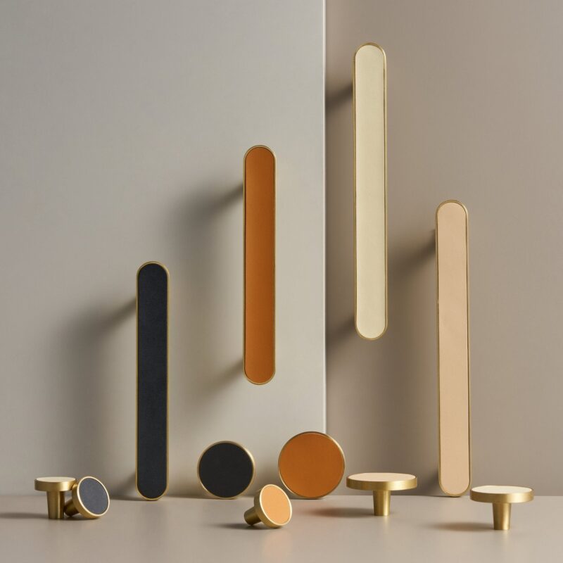 Pomo FERN de latón macizo y cuero