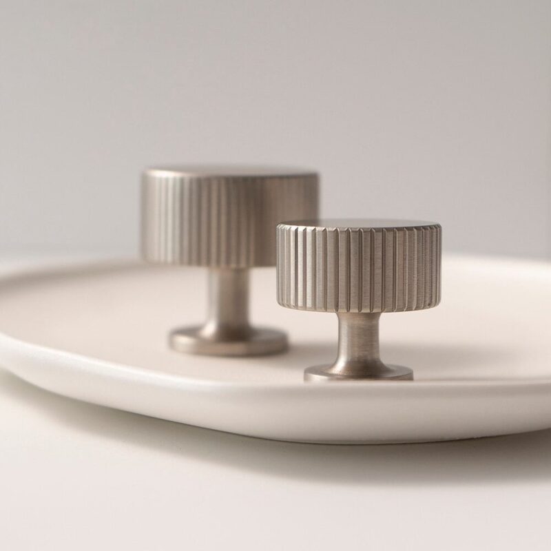 Pomos de latón macizo KANA