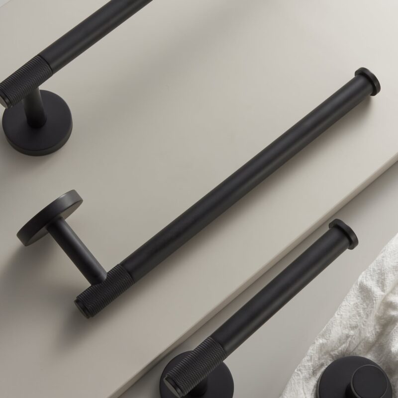 KRAM Geribbelde massief messing handdoekhouder 1 KRAM Geribbelde massief messing handdoekhouder