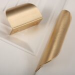 Tirador de puerta curvado de latón macizo LUSTE