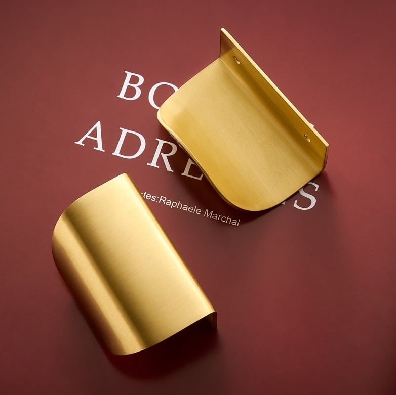 Tirador de puerta curvado de latón macizo LUSTE