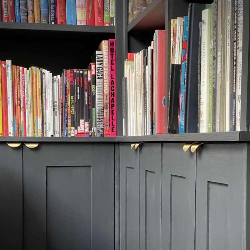 Tirador de puerta curvado de latón macizo LUSTE