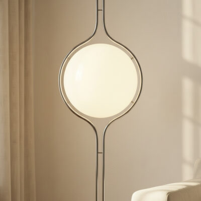 VERSO Floor-to-Ceiling Lamp