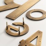 Personnages METRO en laiton antique