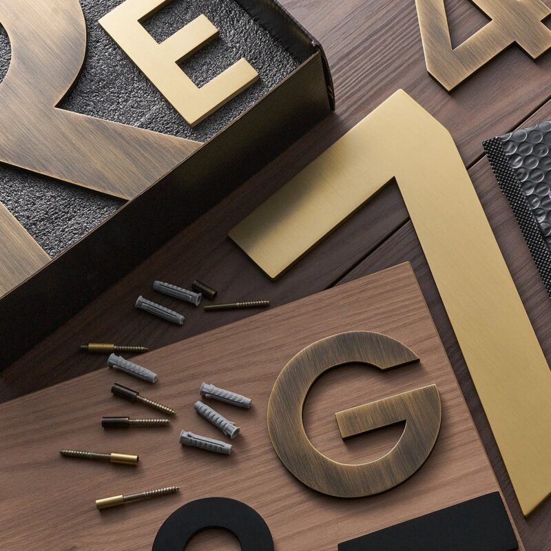 METRO-letters in satijnmessing