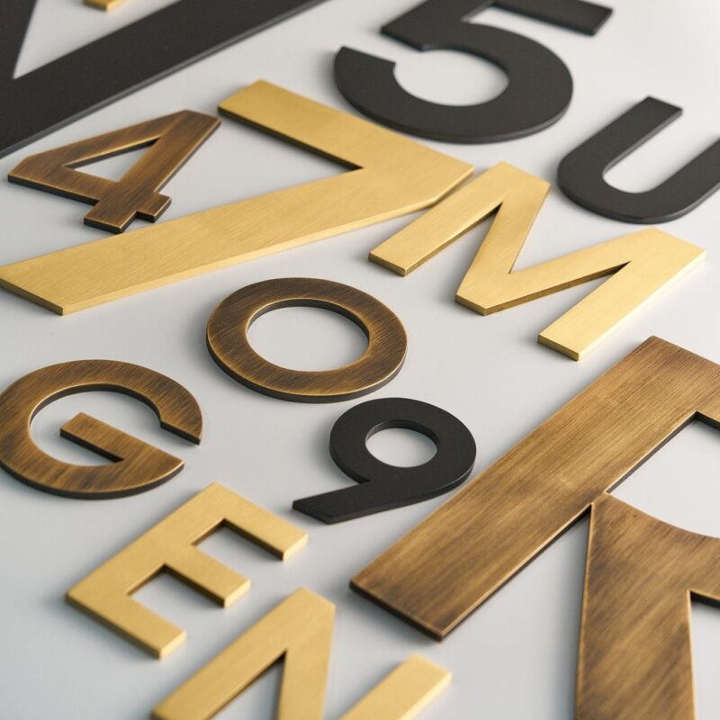 METRO-letters in satijnmessing