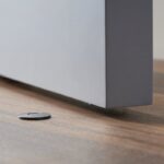 Tope magnético de latón para puertas NEMA (con enchufe antipolvo)