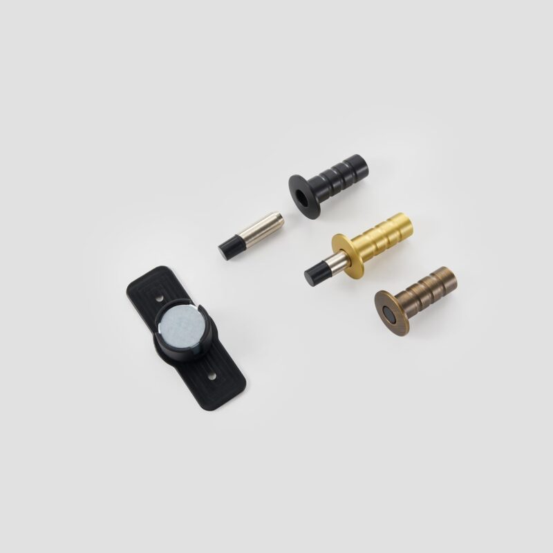 Tope magnético de latón para puertas NEMA (con enchufe antipolvo)