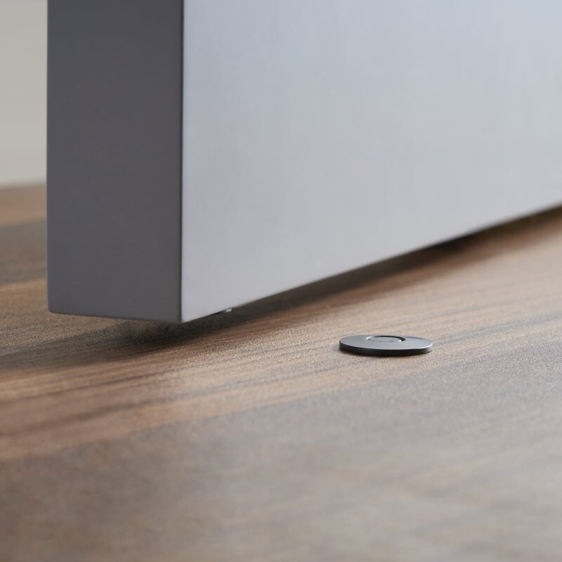 Tope magnético de latón para puertas NEMA (con enchufe antipolvo)