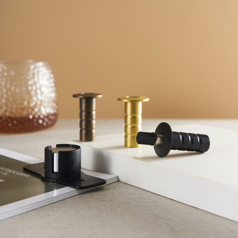 Tope magnético de latón para puertas NEMA (con enchufe antipolvo)