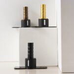 Tope magnético de latón para puertas NEMA (con enchufe antipolvo)