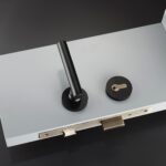 Maniglie per porte e set di serrature NOVUS in ottone massiccio