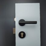 Maniglie per porte e set di serrature NOVUS in ottone massiccio