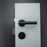 Maniglie per porte e set di serrature NOVUS in ottone massiccio