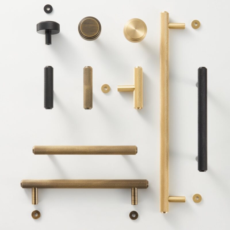 Barras en T moleteadas de latón macizo PLAKA