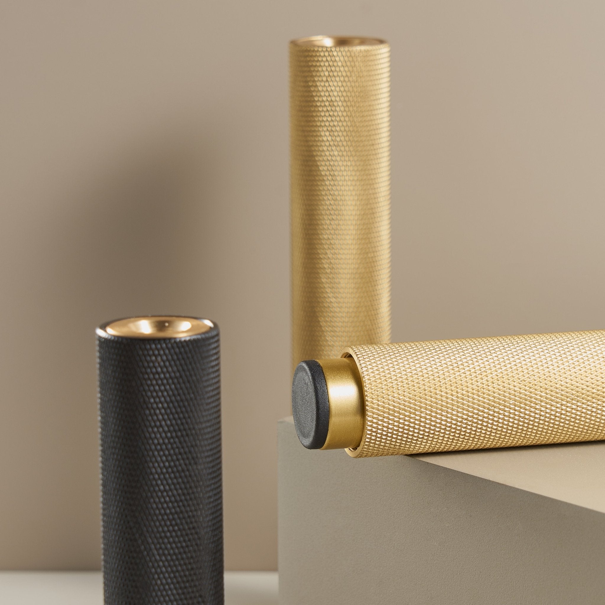 STEN Möbelbeine aus massivem Messing mit Rändelung