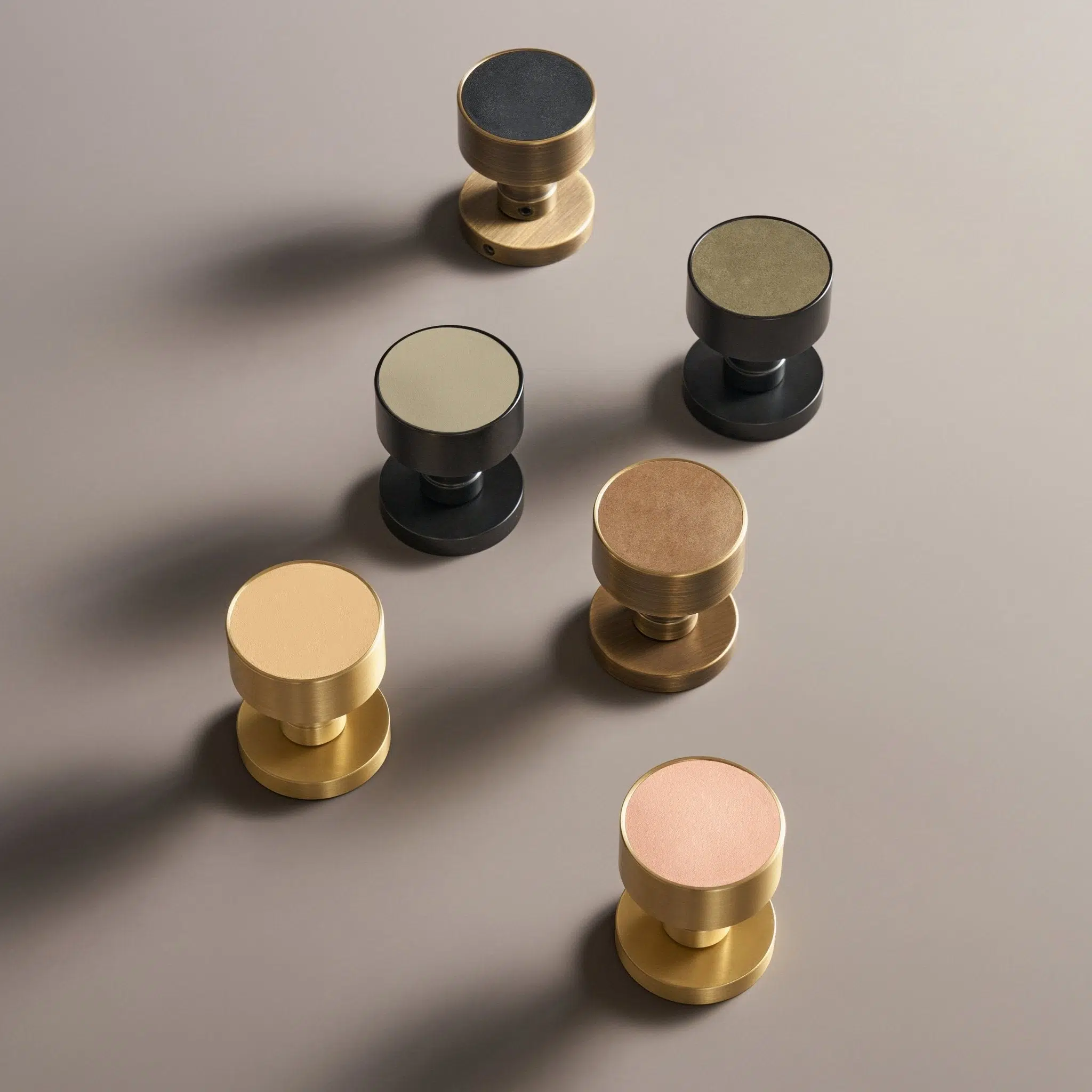 Handgemaakte massief messing hardware en verlichting. 67 de-kunst-van-cohesie-hoe-je-hardware-verlichting-en-finish-in-één-ruimte-aaneenschakelt-2784178