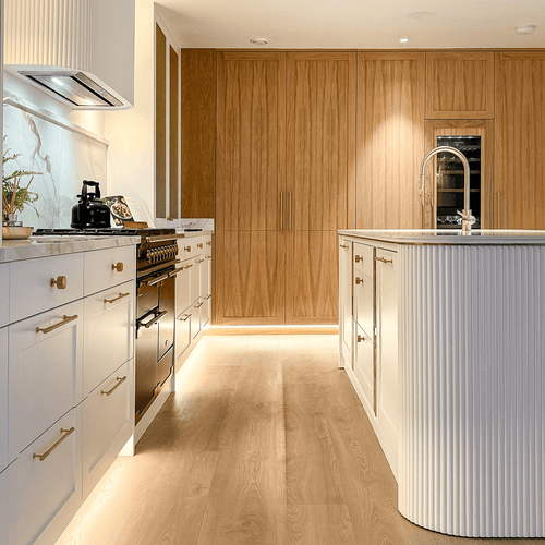 Tijdloos messing ontmoet moderne elegantie: binnen in Project Ard Aislinn - meraki.