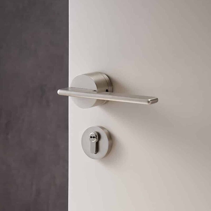 VERTO Türgriff und Schloss aus massivem Messing